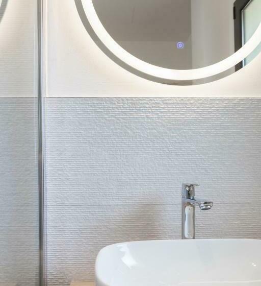 اتاق لوکس سه تخته, Renzo