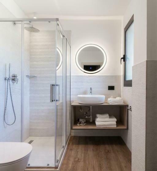 اتاق لوکس سه تخته, Renzo