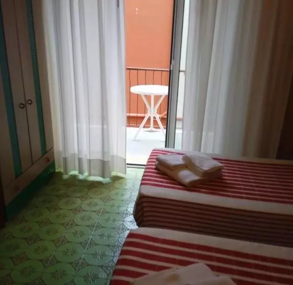 اتاق خانوادگی, Albergo Stella Di Mare