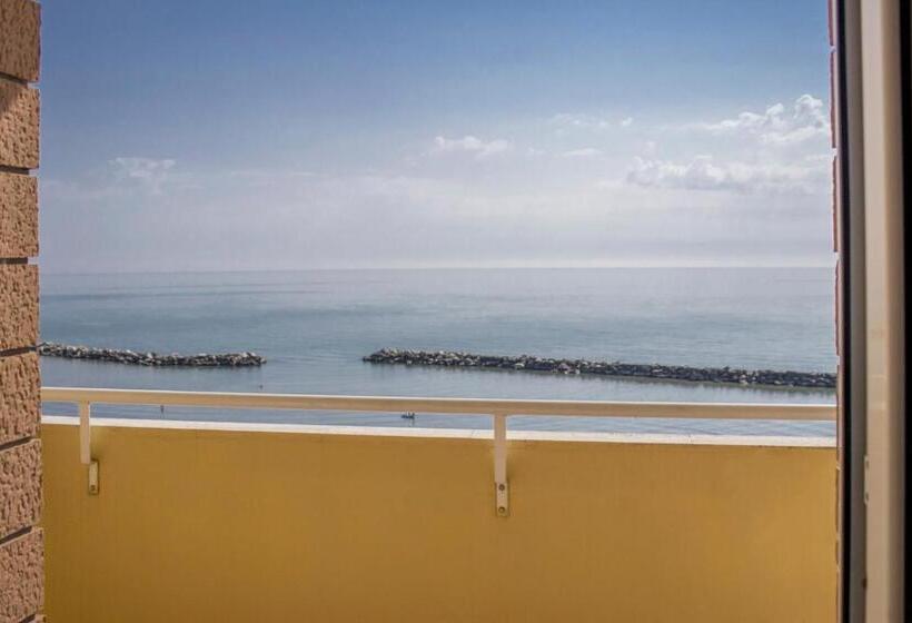 Четырехместный Номер Стандарт с Балконом, Apollonia