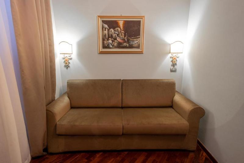 جناح جونيور, Bosone Palace