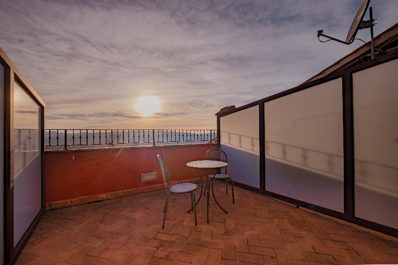 جناح جونيور, Bosone Palace