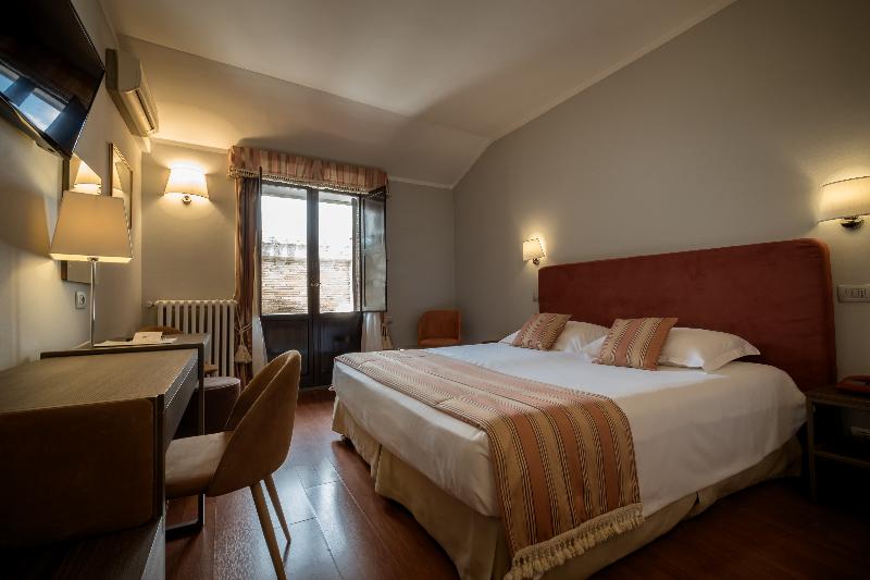 غرفة قياسية ثلاثية, Bosone Palace