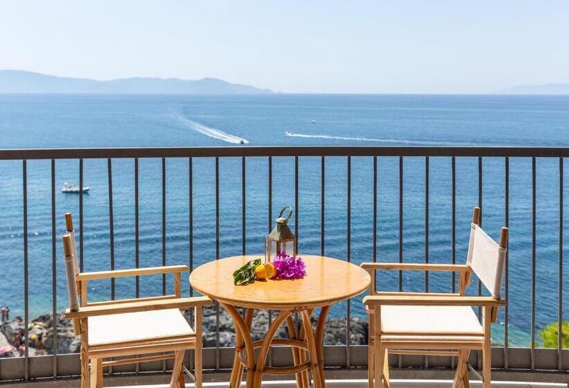 غرفة قياسية مطلّة علي البحر, Capo D'uomo