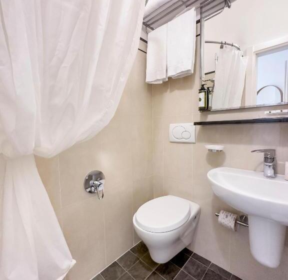 غرفة قياسية مطلّة علي البحر, Capo D'uomo