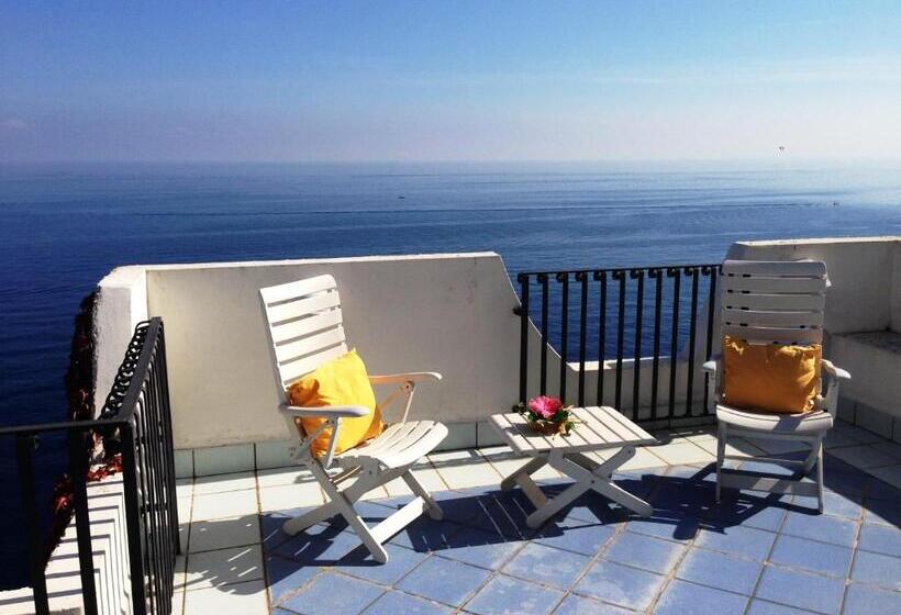 جناح جونيور مطلّ علي البحر, Carasco