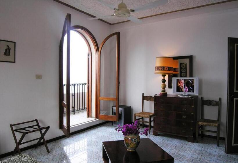 جناح جونيور مطلّ علي البحر, Carasco