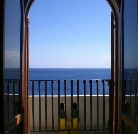 جناح جونيور مطلّ علي البحر, Carasco