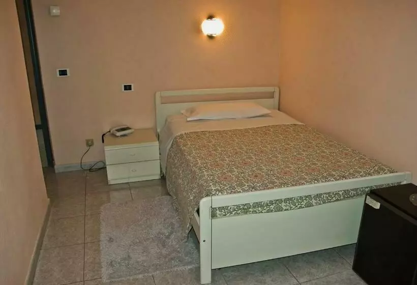 Standard Yhden Hengen Huone, Cristallo