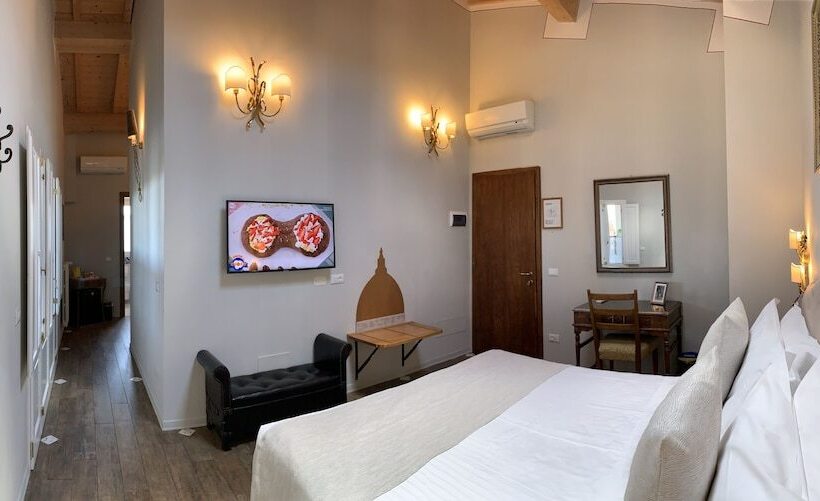 Camera Superiore Vista Città, David