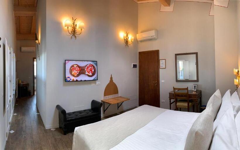 Camera Superiore Vista Città, David