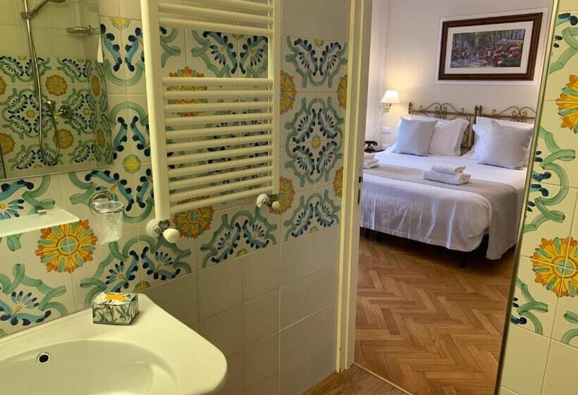 Camera Tripla Standard, David