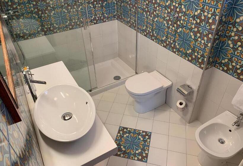 Camera Tripla Classica, David