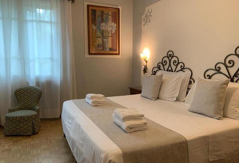 Camera Tripla Classica, David