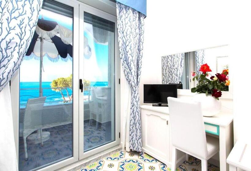 اتاق راحتی با چشم‌انداز دریا, Ferretti