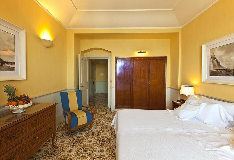 غرفة سوبيريور مطلّة علي البحر مزودة بشُرفة, Regina Isabella Resort Spa Restaurant