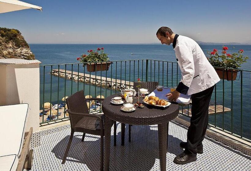 جناح جونيور مطلّ علي البحر, Regina Isabella Resort Spa Restaurant