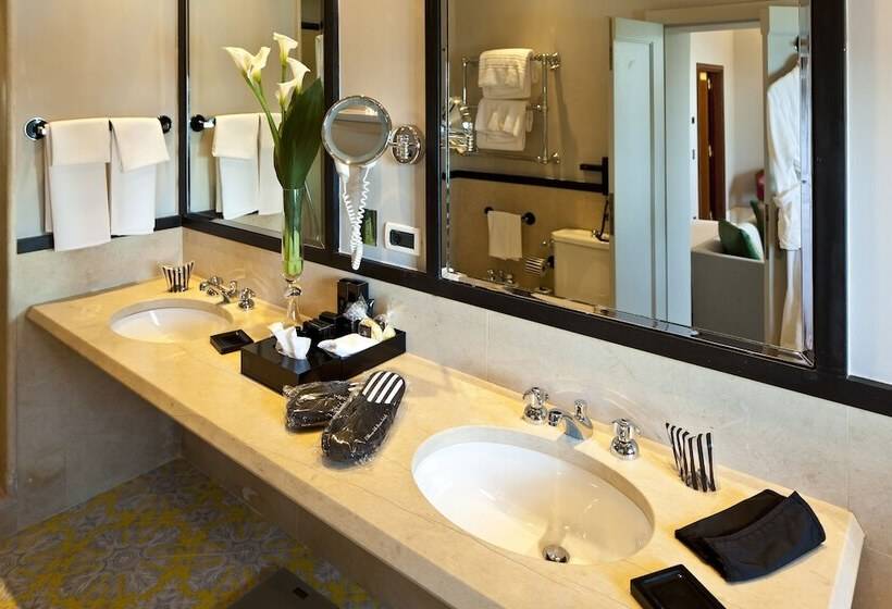 غرفة ديلوكس مطلّة علي البحر مزوَّدة بشُرفة, Regina Isabella Resort Spa Restaurant