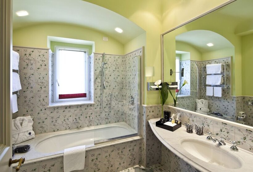 غرفة سوبيريور مطلّة علي البحر مزودة بشُرفة, Regina Isabella Resort Spa Restaurant