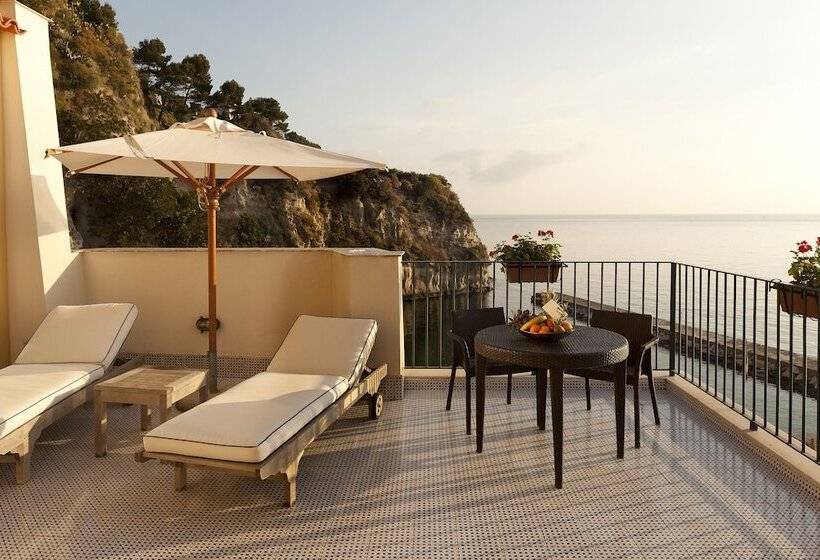 جناح جونيور مطلّ علي البحر, Regina Isabella Resort Spa Restaurant