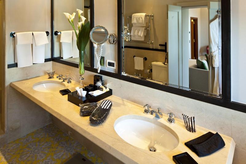 غرفة ديلوكس مطلّة علي البحر مزوَّدة بشُرفة, Regina Isabella Resort Spa Restaurant