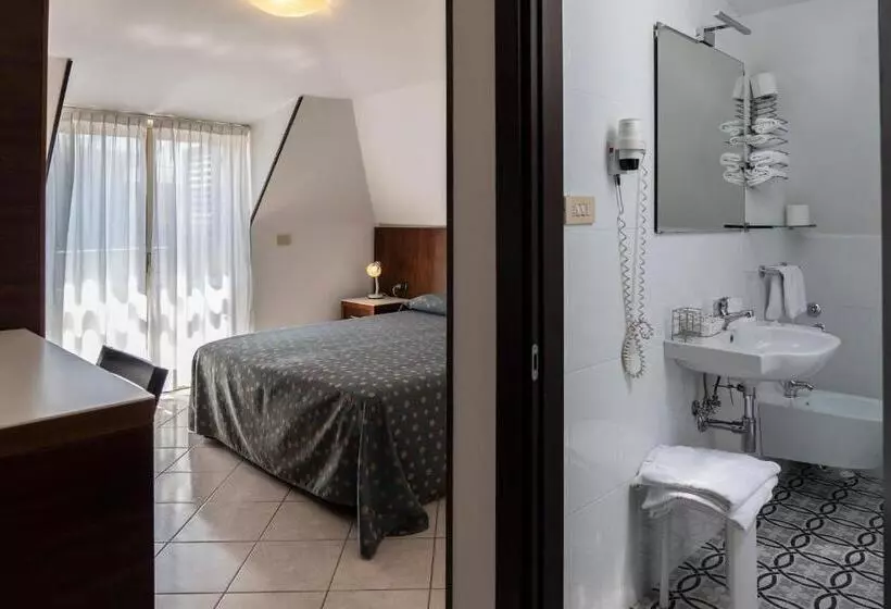 Habitaciï¿½n Estï¿½ndar Abuhardillada, Mare Blu