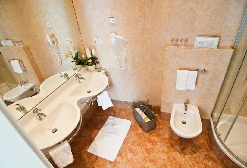 جناح جونيور, Park Hotel Bellevue