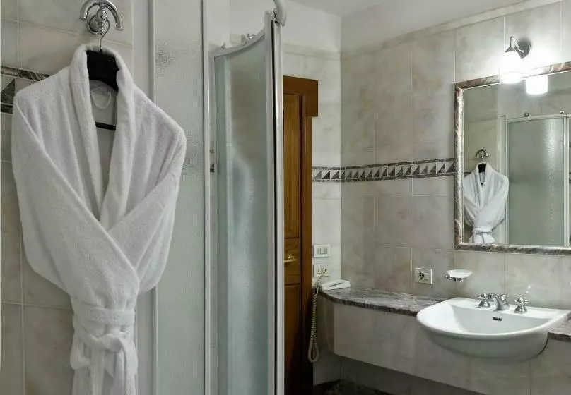 Quarto deluxe, Pierre