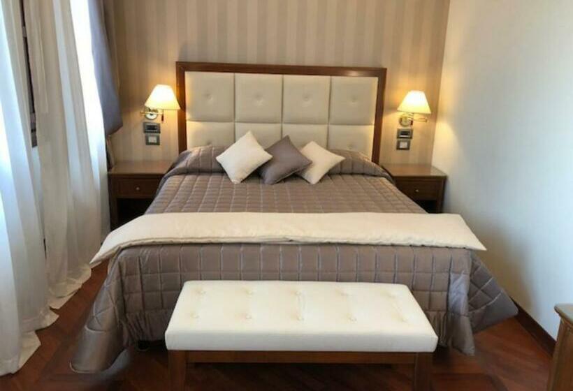 اتاق لوکس, Pierre