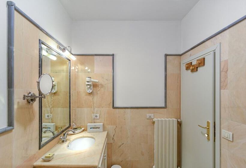 컴포트 룸, Raffaelli Park