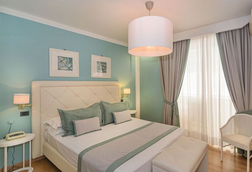 컴포트 룸, Raffaelli Park