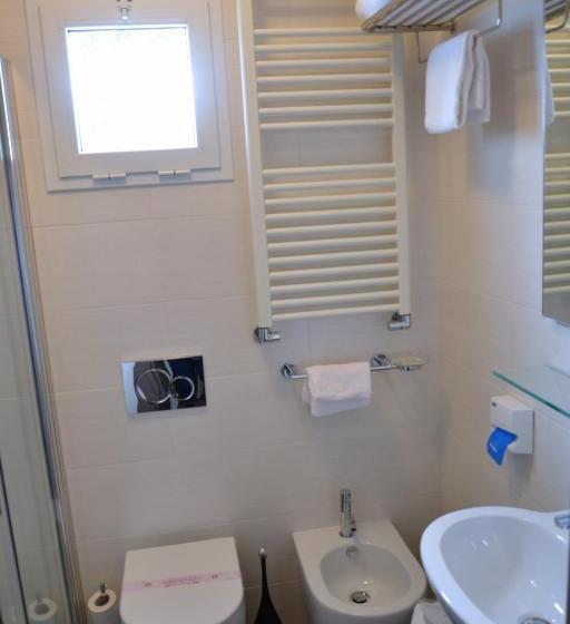 标准单人间, Tiffany