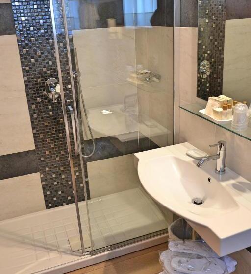 标准三人间, Tiffany