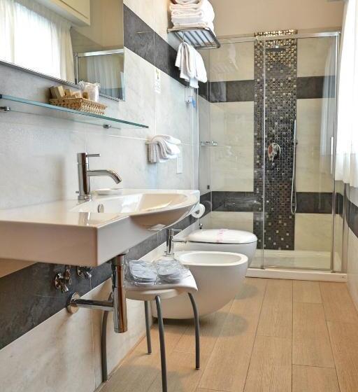 标准三人间, Tiffany