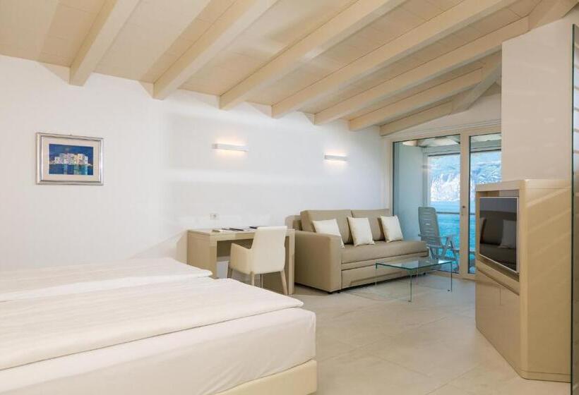 带河湖景观的轻年套房, Vega