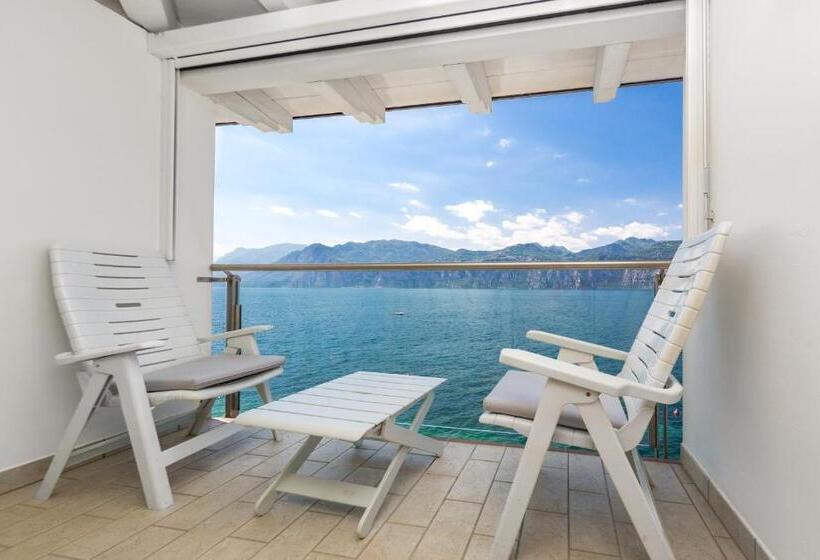 סוויטת ג'וניור נוף לאגם, Vega