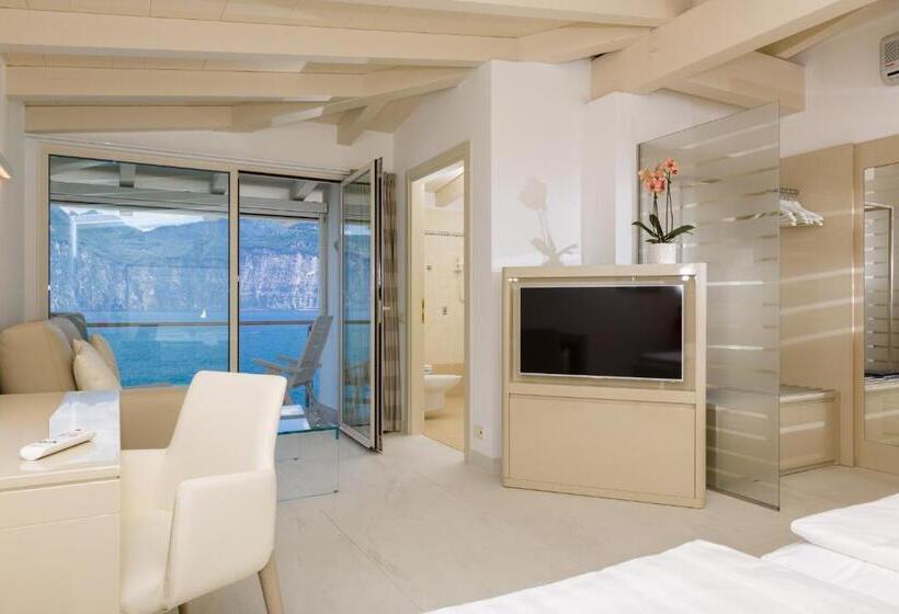 带河湖景观的轻年套房, Vega