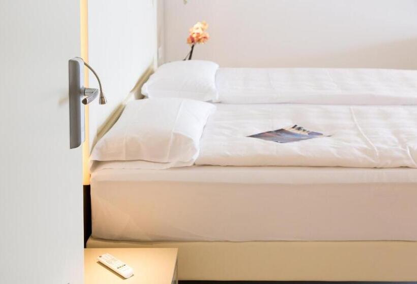 带河湖景观的轻年套房, Vega