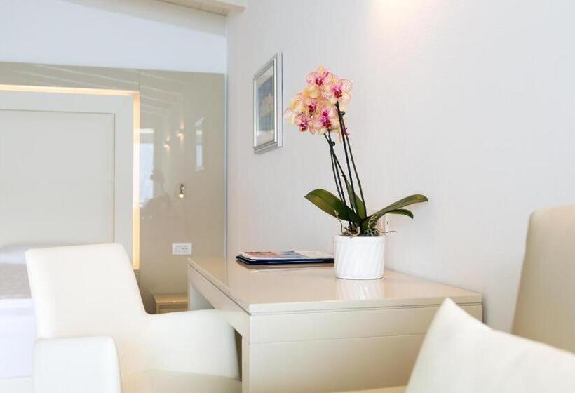 带河湖景观的轻年套房, Vega