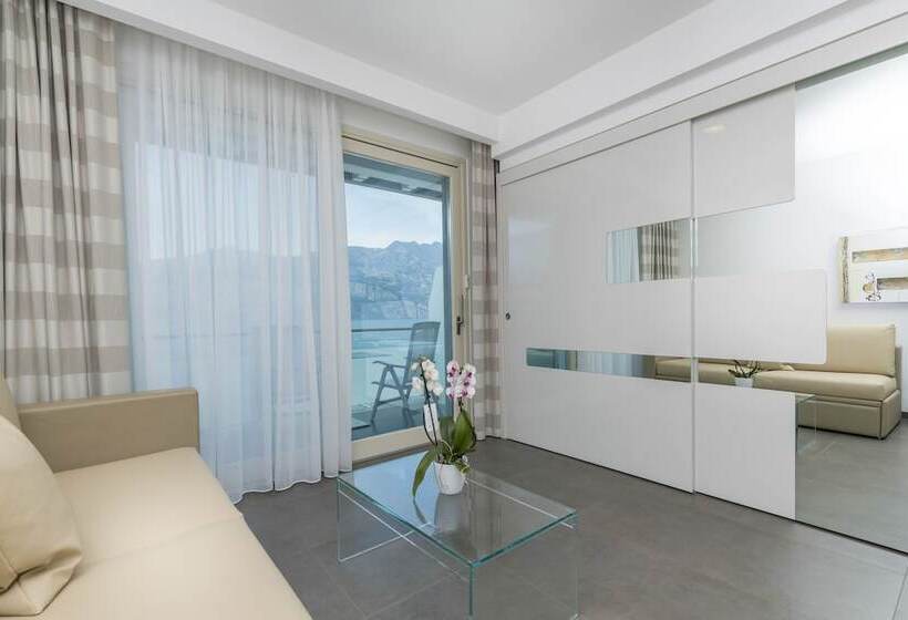 带河湖景观的轻年套房, Vega