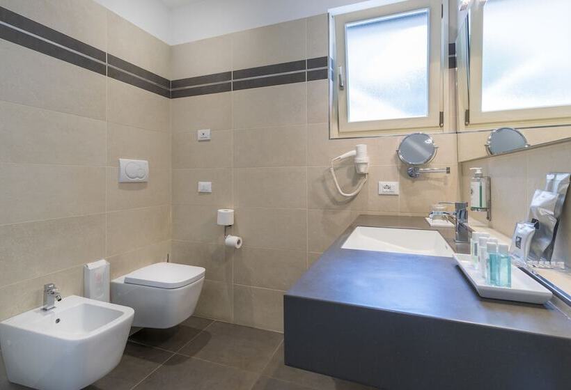 带河湖景观的轻年套房, Vega