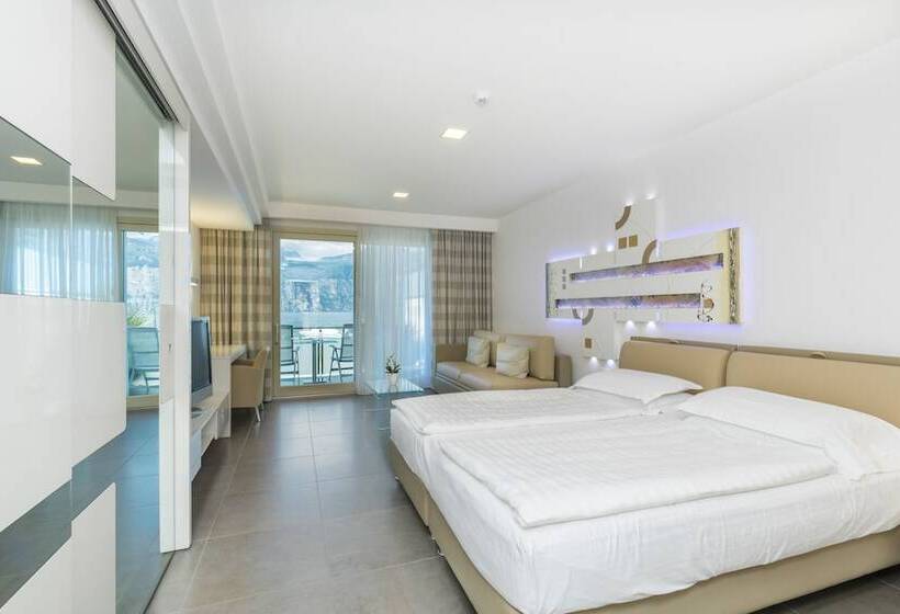 带河湖景观的轻年套房, Vega