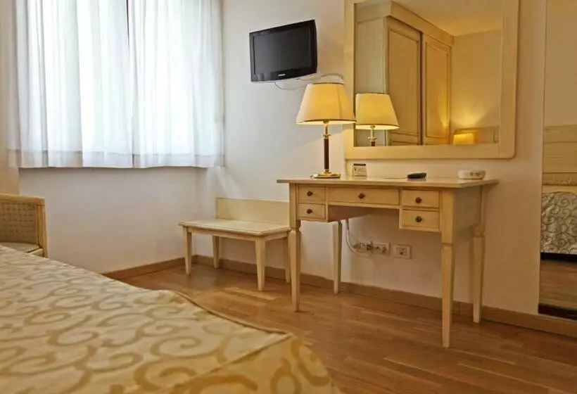 آپارتمان یک خوابه با دری مشترک که هال را جدا می کند., Grand Hotel Duomo