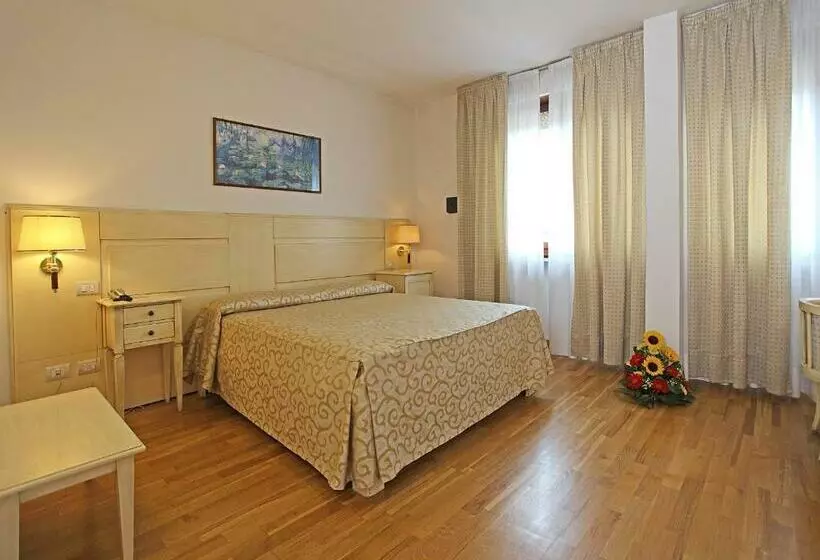 آپارتمان یک خوابه با دری مشترک که هال را جدا می کند., Grand Hotel Duomo