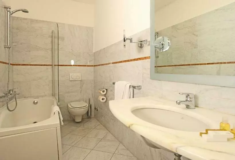 آپارتمان یک خوابه با دری مشترک که هال را جدا می کند., Grand Hotel Duomo