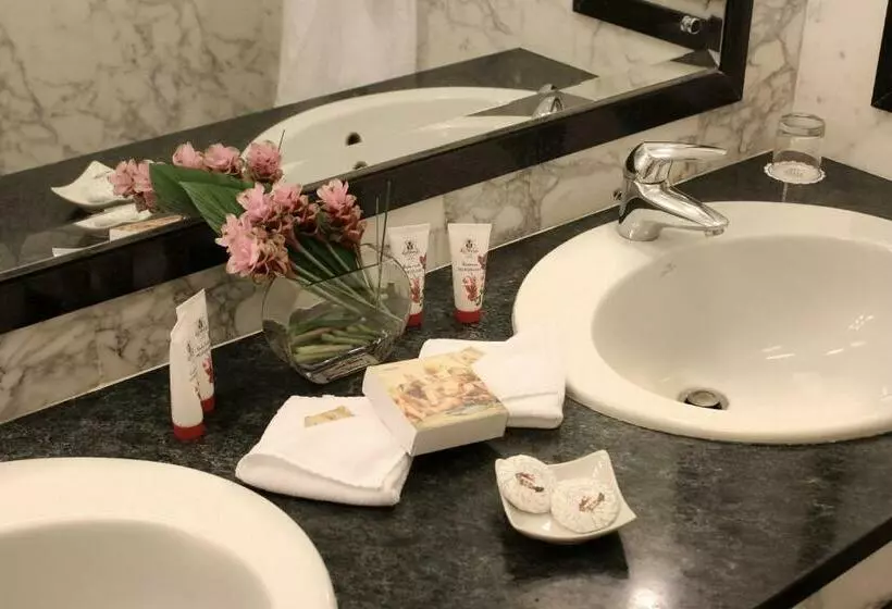 اتاق لوکس با چشم‌انداز دریا, Grand Hotel Parker's