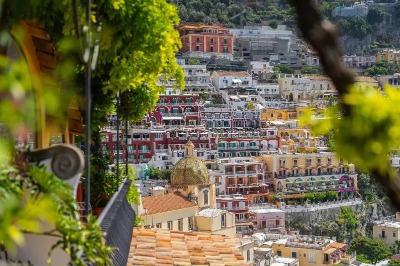 سوییت جونیور با چشمانداز دریا, Albergo Miramare Positano