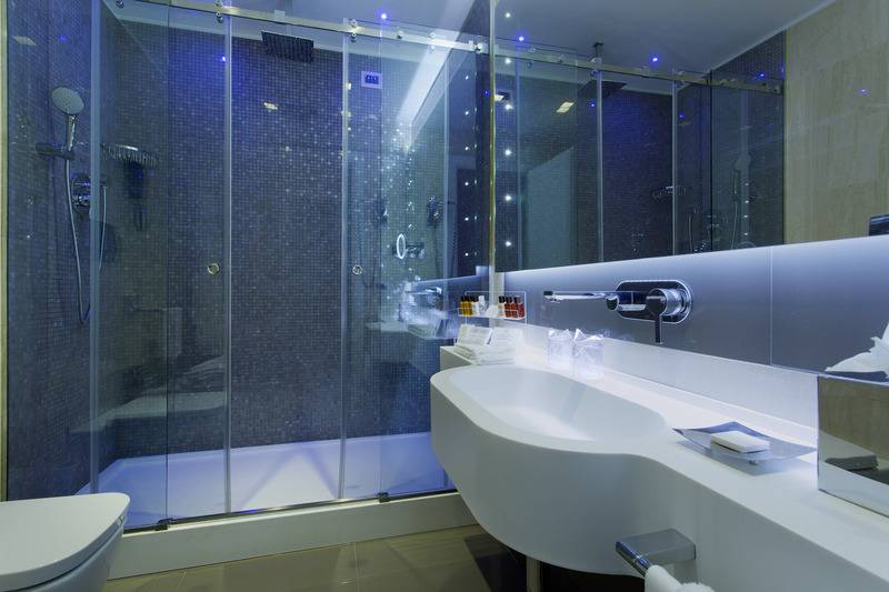 Camera Tripla Deluxe, Artemide