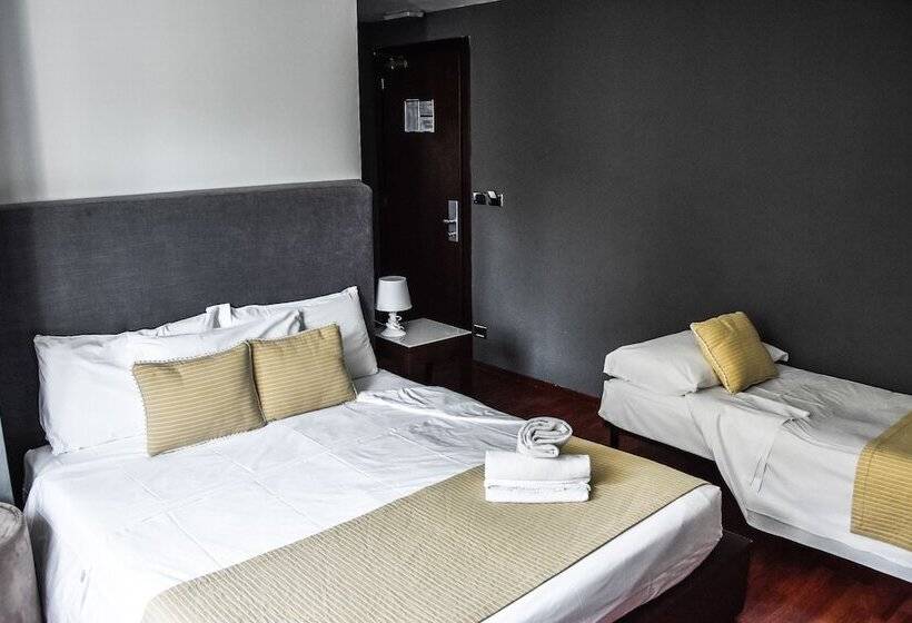 חדר סטנדרט לשלושה, Aston