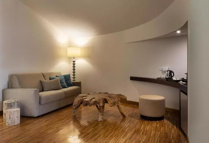 سوییت, Astoria Resort